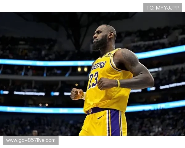 詹姆斯坦克突破依旧无解 湖人老将保持高效得分 詹姆斯坦克突破依旧无解 湖人老将保持高效得分